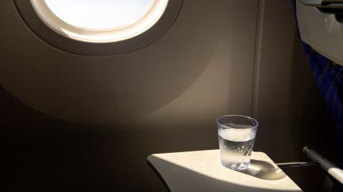 230307082405 02 what happens to body long haul flight hydration